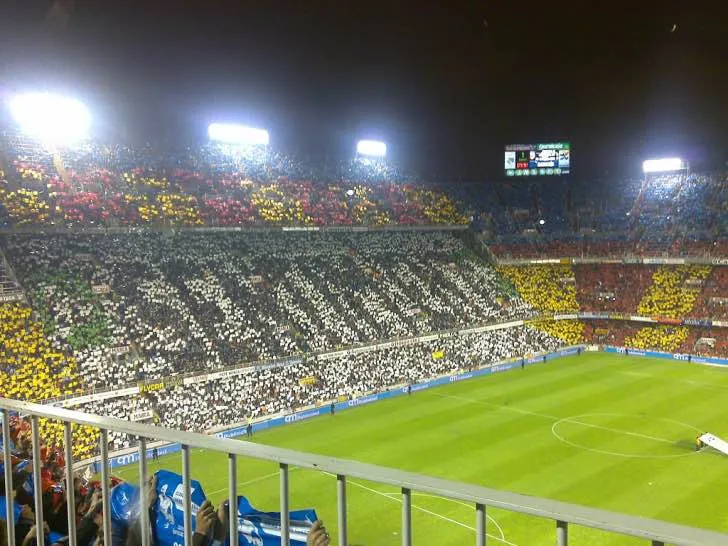 Cổ động viên Valencia cuồng nhiệt với biểu ngữ và màu cờ sắc áo trên khán đài Mestalla
