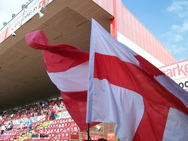 Cờ và biểu ngữ của người hâm mộ Bristol City tung bay tại sân Ashton Gate