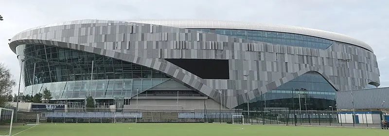 Con đường dẫn đến sân vận động Tottenham Hotspur hoành tráng
