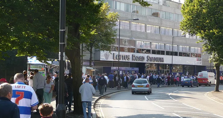Con đường dẫn lối đến sân vận động Loftus Road, nơi hàng ngàn trái tim yêu QPR hội tụ