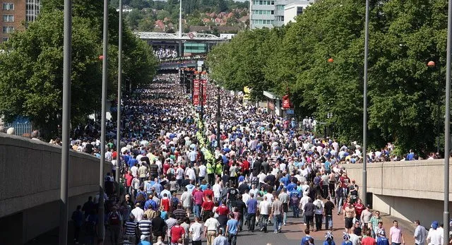 Con đường Wembley Way dẫn lối đến sân vận động Wembley huyền thoại