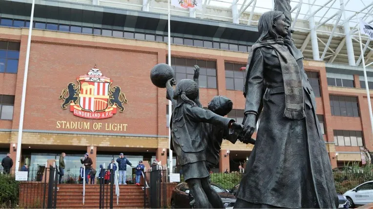 Cổng chính bề thế và hiện đại của Stadium of Light, chào đón người hâm mộ Sunderland