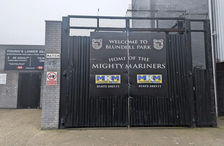 Cổng chính lịch sử của sân vận động Blundell Park, nơi khắc ghi bao kỷ niệm của Grimsby Town