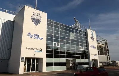 Cổng chính sân vận động Deepdale, biểu tượng lịch sử của Preston North End
