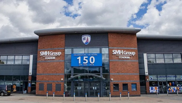 Cổng chính sân vận động SMH Group, nơi chào đón người hâm mộ Chesterfield FC