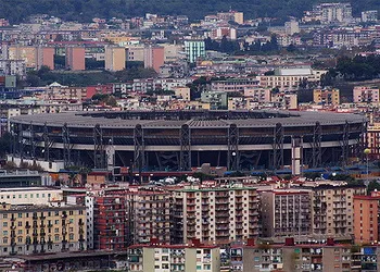 Cổng chính Stadio Diego Armando Maradona buổi đêm rực rỡ