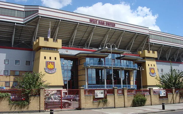 Cổng ngoài tráng lệ của sân vận động Boleyn Ground, biểu tượng của West Ham