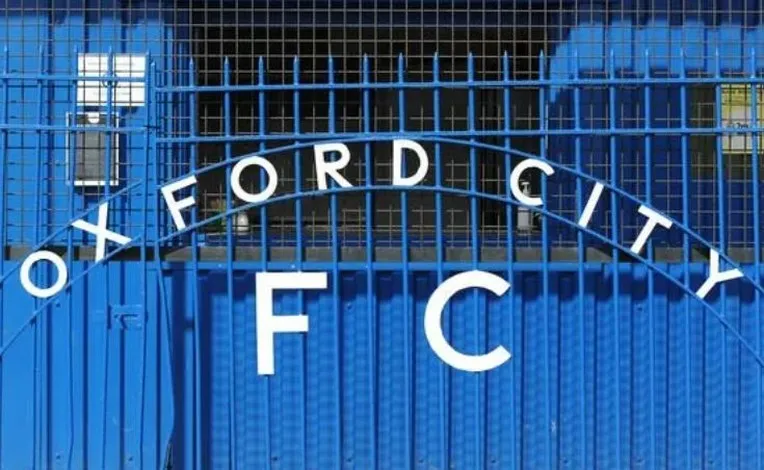 Cổng sân vận động Court Place Farm với kiến trúc cổ điển, biểu tượng của Oxford City FC.