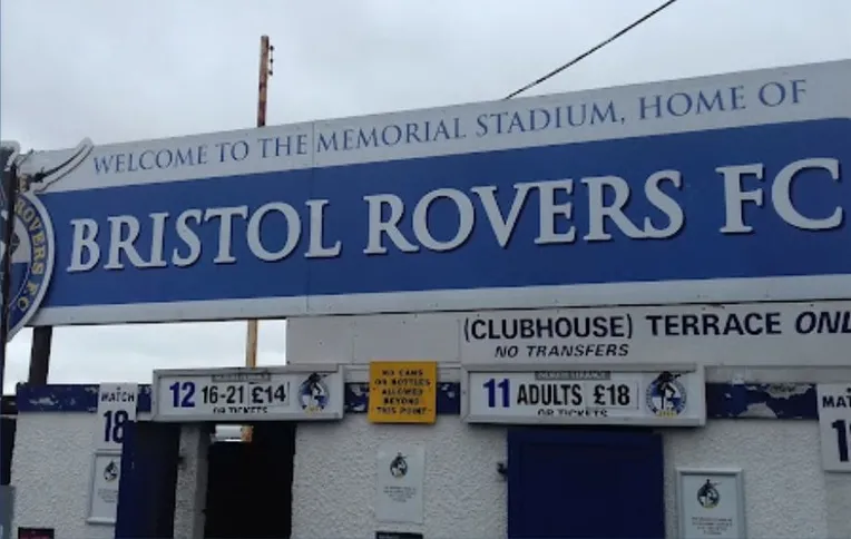 Cổng soát vé của sân vận động Memorial, nơi đón chào người hâm mộ đến cổ vũ Bristol Rovers