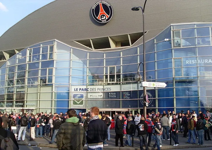 Cổng vào chính của sân Parc des Princes, nơi hàng ngàn cổ động viên PSG bước vào để cổ vũ cho đội bóng con cưng.