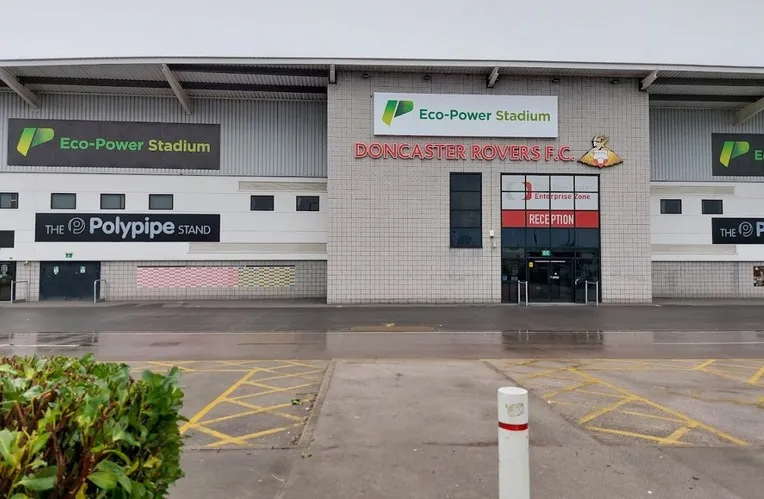 Cổng vào chính của sân vận động Eco-Power Stadium, chào đón người hâm mộ Doncaster Rovers.