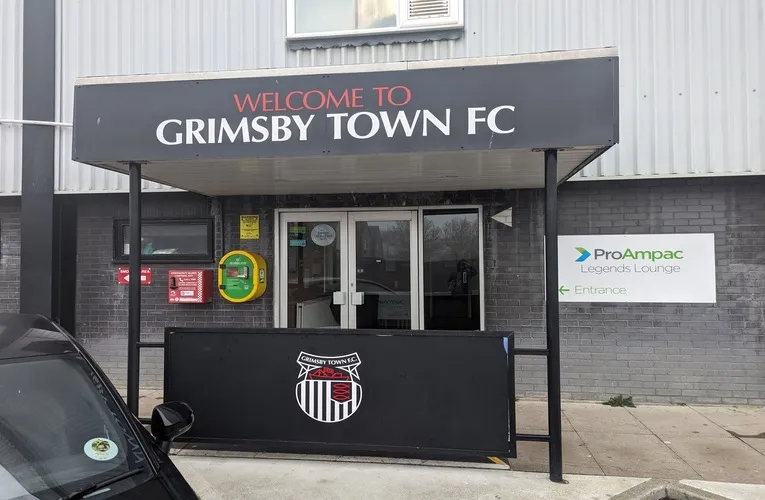 Cổng vào chính sân vận động Blundell Park, chào đón người hâm mộ Grimsby Town