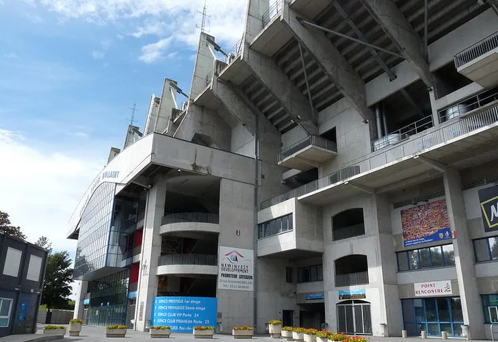 Cổng vào chính Stade Bollaert-Delelis, chào đón hàng ngàn trái tim yêu bóng đá của RC Lens