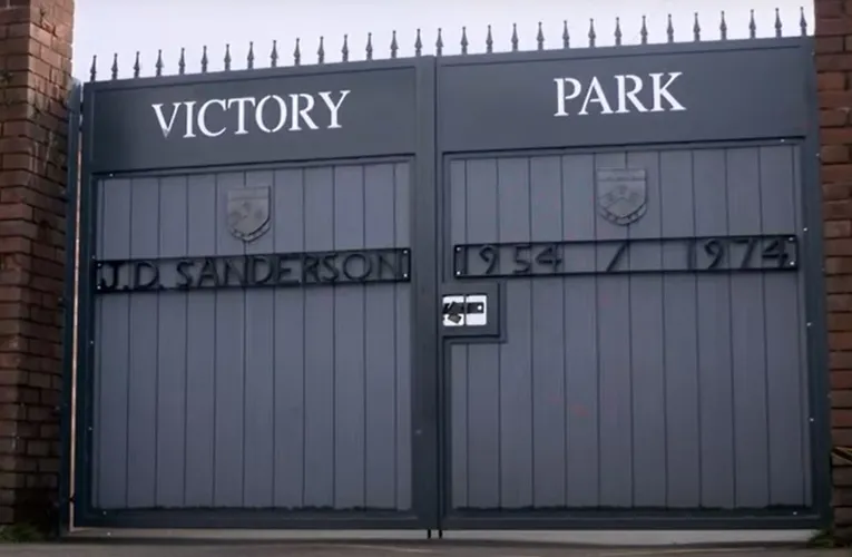 Cổng vào lịch sử của sân vận động Victory Park, nơi đón chào người hâm mộ Chorley FC.
