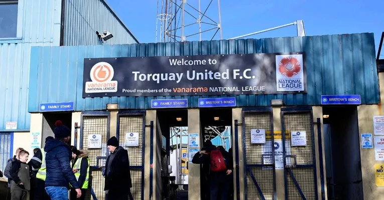 Cổng vào sân Plainmoor, nơi đón chào hàng ngàn cổ động viên đến cổ vũ Torquay United.