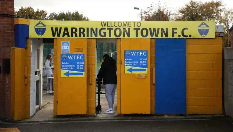 Cổng vào sân vận động Cantilever Park, nơi người hâm mộ Warrington Town FC đến xem trận đấu