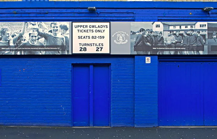 Cổng xoay vào khán đài Upper Gwladys Street, một góc quen thuộc ở Goodison Park