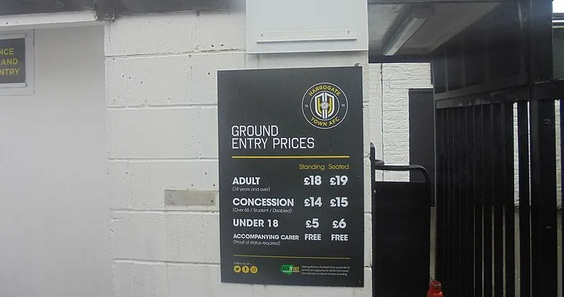 Cửa xoay và bảng giá vé năm 2020 tại sân Harrogate Town