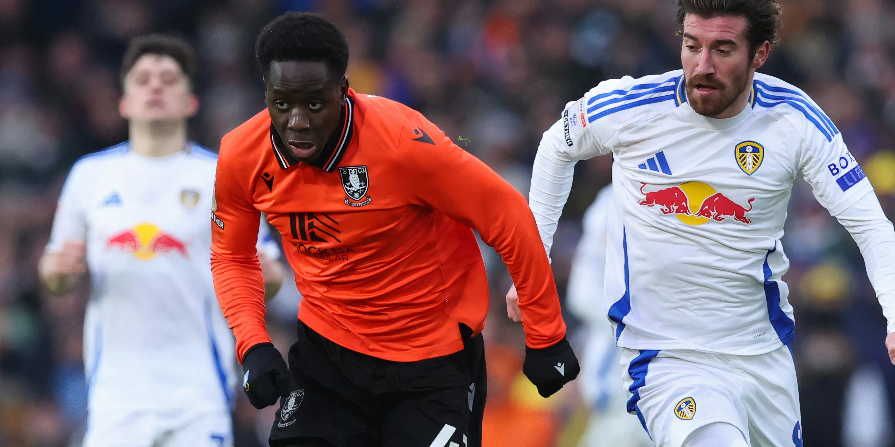Djeidi Gassama trong màu áo Sheffield Wednesday trước khi chuyển đến Rangers, thể hiện khả năng rê dắt bóng ấn tượng trên sân cỏ.