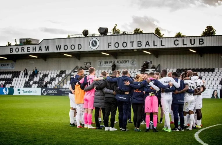 Đội hình Borehamwood FC chụp ảnh trước khán đài chính Meadow Park