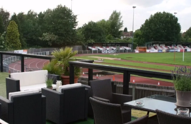 Đường chạy điền kinh 400 mét bao quanh sân cỏ tại Hornchurch Stadium
