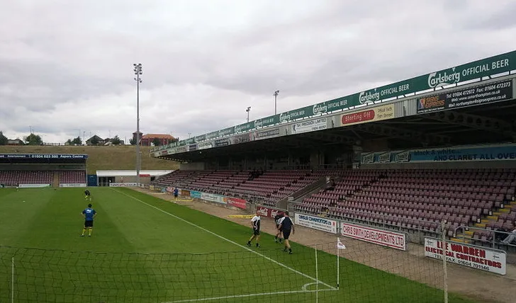 Góc cận cảnh khán đài Sixfields Stadium, nơi cổ động viên hòa mình vào trận đấu