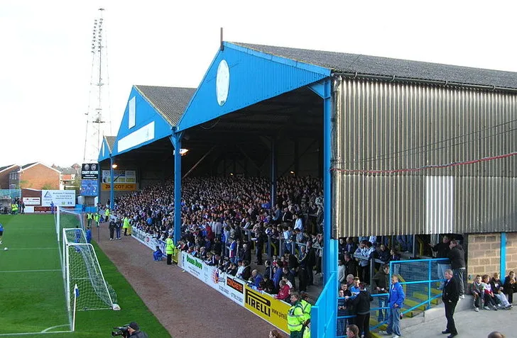 Góc khán đài Warwick Road End, nơi cổ động viên cuồng nhiệt nhất