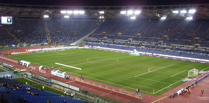 Góc nhìn ấn tượng từ khán đài Stadio Olimpico, sẵn sàng cho những trận cầu đỉnh cao.