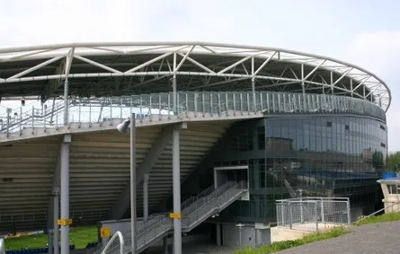 Góc nhìn bên ngoài sân vận động Red Bull Arena, kiến trúc hiện đại và ấn tượng