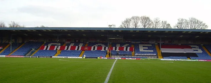 Góc nhìn cận cảnh các khán đài của sân vận động Gigg Lane, sân nhà cũ của Bury FC