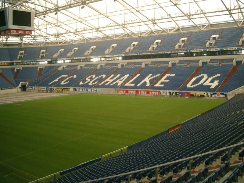 Góc nhìn cận cảnh một khán đài Veltins-Arena, nơi khán giả hòa mình vào từng khoảnh khắc bóng đá