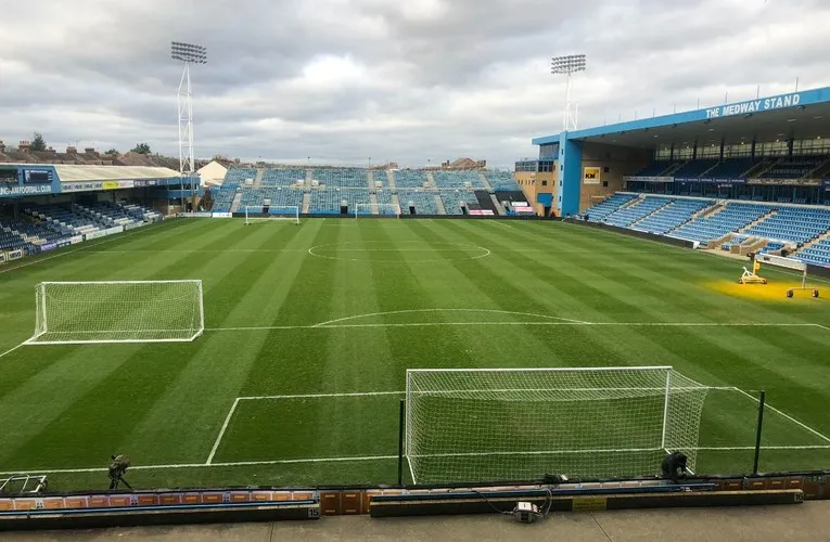 Góc nhìn cận cảnh sân cỏ Priestfield Stadium, nơi diễn ra những trận cầu nảy lửa của câu lạc bộ Gillingham FC.