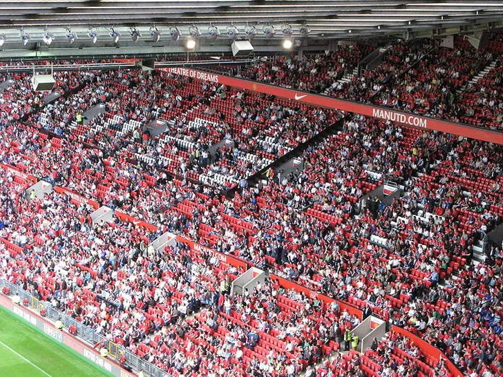 Góc nhìn một khán đài tại sân Old Trafford rực rỡ