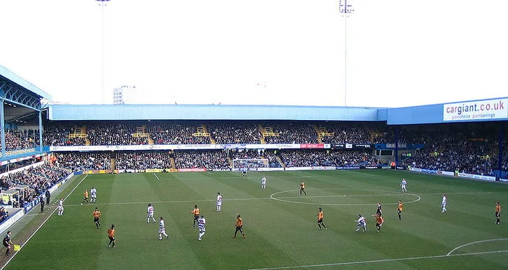 Góc nhìn sống động từ khán đài Loftus Road, nơi hòa mình vào không khí bóng đá