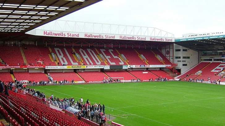 Góc nhìn toàn cảnh các khán đài bên trong sân Bramall Lane, sức chứa hơn 32.000 chỗ ngồi