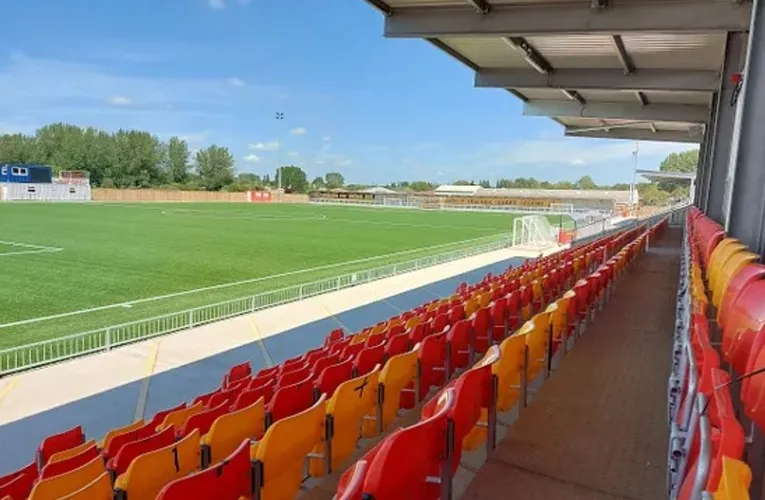 Góc nhìn toàn cảnh sân bóng Meadow Park từ khán đài, thể hiện sự gần gũi với cầu thủ