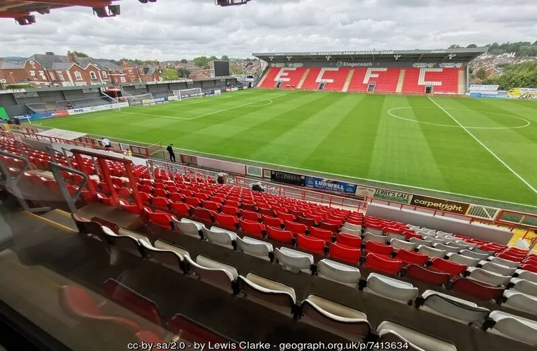 Góc nhìn toàn cảnh sân cỏ St. James Park của Exeter City, sẵn sàng cho trận đấu