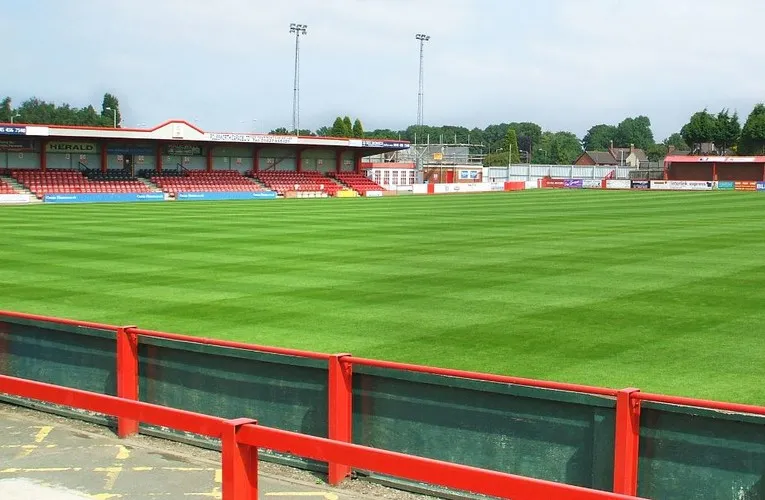 Góc nhìn toàn cảnh sân cỏ từ khán đài chính tại The Lamb Ground, Tamworth