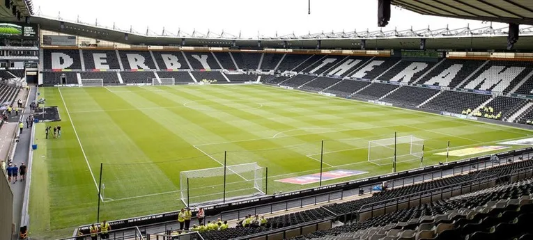 Góc nhìn toàn cảnh sân Pride Park từ khán đài, cho thấy mặt sân cỏ xanh mướt và hàng ghế chờ đợi các trận đấu của Derby County