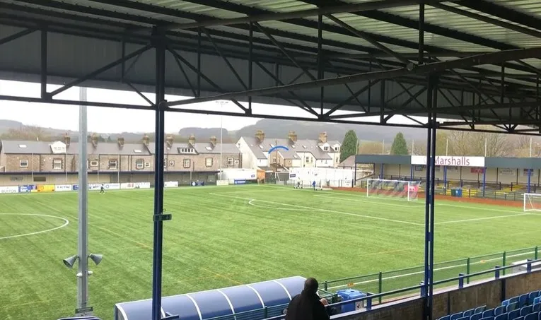 Góc nhìn toàn cảnh từ khán đài chính sân The Silverlands, Buxton