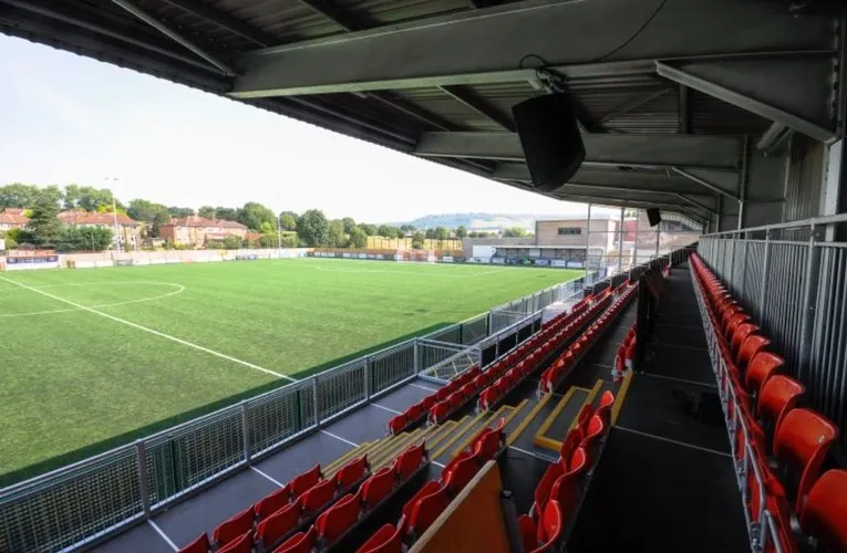 Góc nhìn toàn cảnh từ khán đài sân Meadowbank của Dorking Wanderers