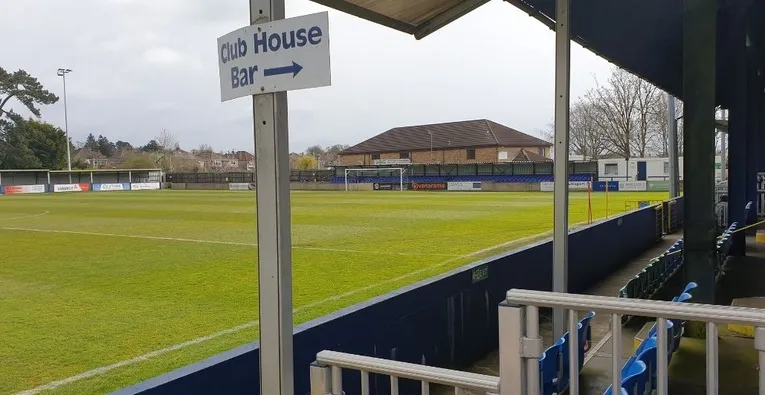 Góc nhìn tổng thể sân Hardenhuish Park từ khán đài chính
