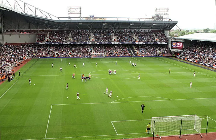 Góc nhìn từ các khán đài truyền thống của sân Upton Park, nơi cảm xúc bóng đá thăng hoa