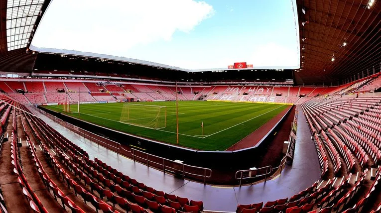 Góc nhìn từ khán đài bao quát toàn bộ sân cỏ và các khu vực chỗ ngồi tại Stadium of Light