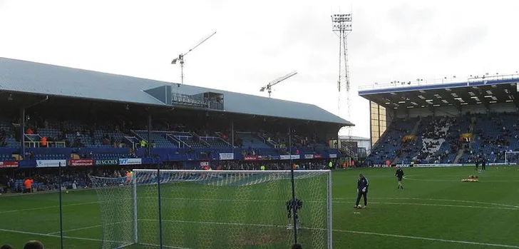 Góc nhìn từ khán đài bao quát toàn bộ sân vận động Fratton Park