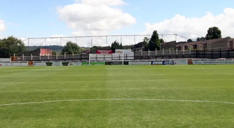 Góc nhìn từ khán đài Bath End, một trong những khu vực dành cho cổ động viên nhà tại Twerton Park