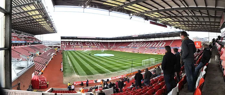 Góc nhìn từ khán đài bên trong sân Britannia, giờ là Bet365 Stadium, mang đến trải nghiệm không khí trận đấu
