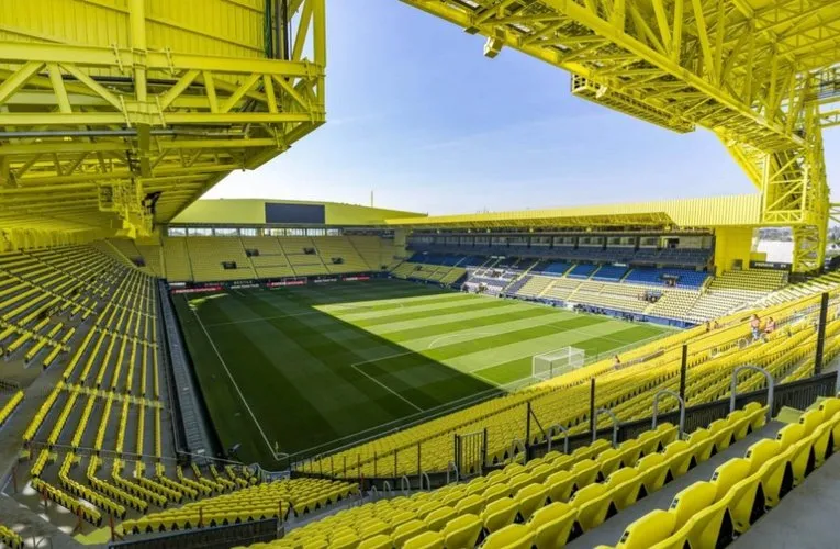 Góc nhìn từ khán đài bên trong sân Estadio de la Ceramica, nơi CĐV Villarreal cổ vũ