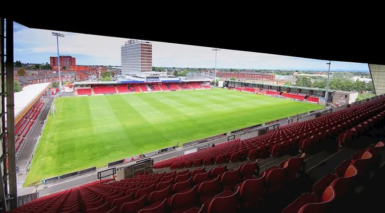 Góc nhìn từ khán đài bên trong sân vận động Alexandra, sân nhà của Crewe Alexandra