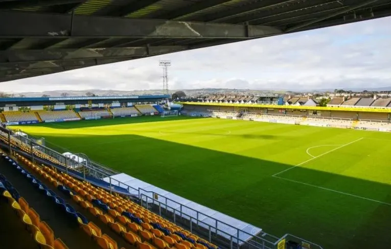 Góc nhìn từ khán đài chính tại sân Plainmoor, nơi cổ động viên Torquay United hòa mình vào trận đấu.